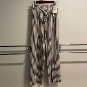 Wide legs pant with draw tie open side leg.